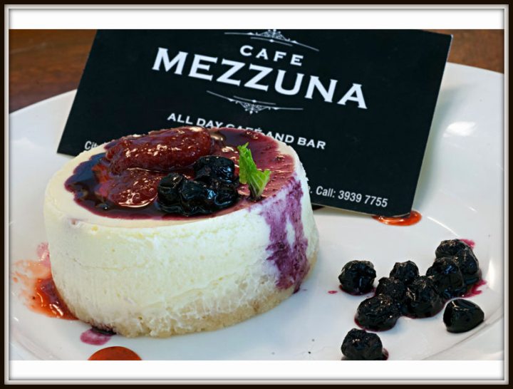 mezzuna-two-berry-baked-philadlephia-cheesecake_01